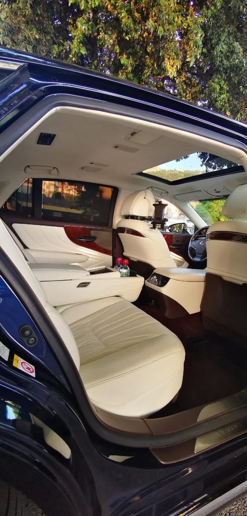 Lexus LS beige salon, back seats
