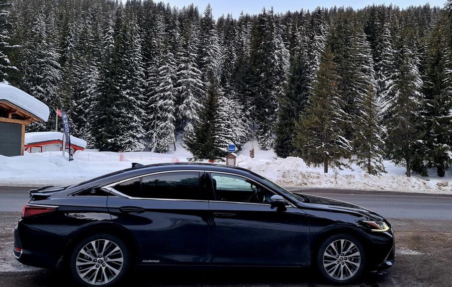 Lexus ES 500 car in winter