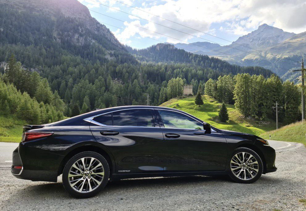Lexus ES 500 to drive in the forest