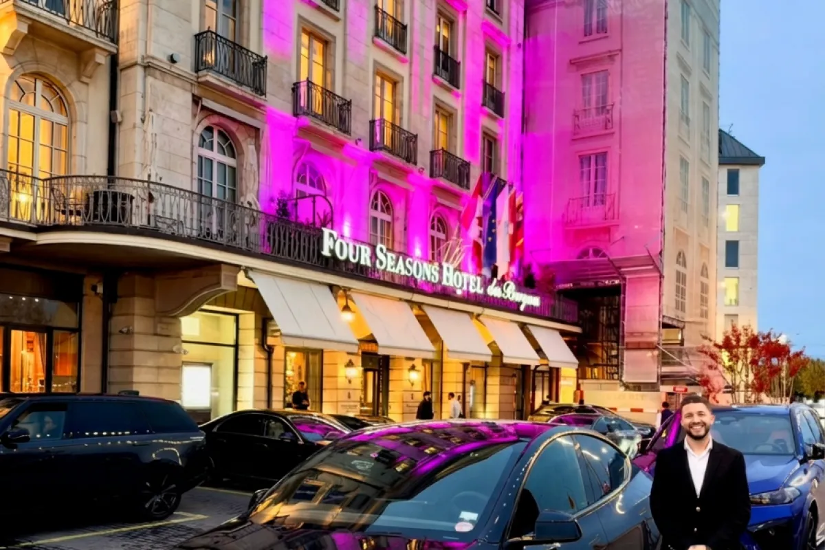Isak - chauffeur privés Geneva Alp Transfer avec la Tesla Model Y à l'hôtel Four Seasons des Bergues à Genève